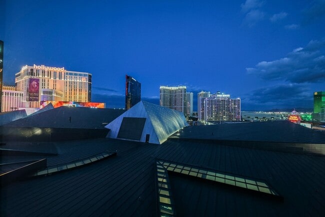 Building Photo - Studio with incredible views of the Strip!