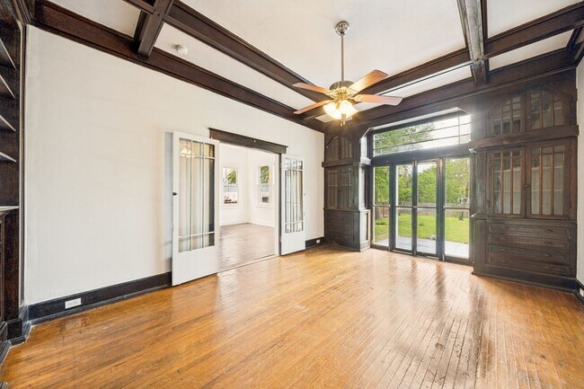Building Photo - 514 E Park Ave