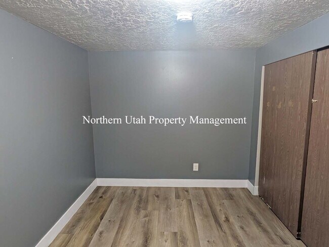 Building Photo - New Paint - 3 Bed 1 Bath