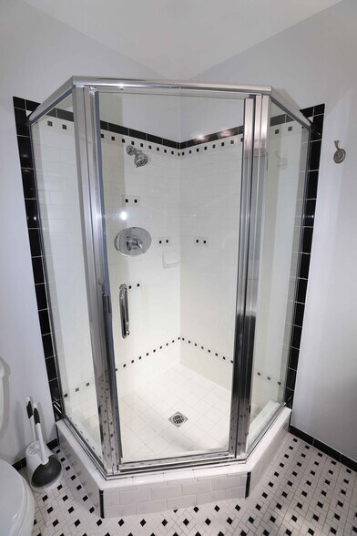 Building Photo - 1025 S Sherbourne Dr