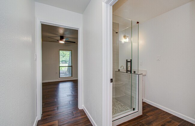 Building Photo - 6930 S Oak Bend Dr