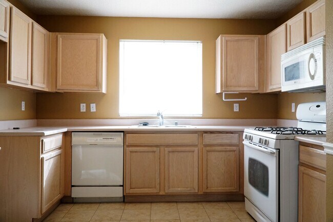 Building Photo - Single Story 3B/2B Home in Tuscany area.