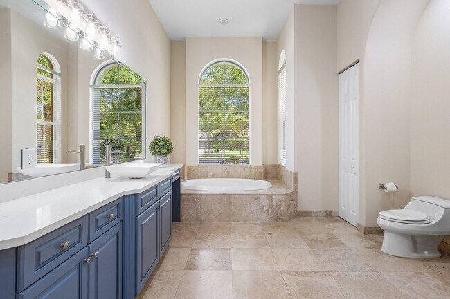 Building Photo - 3381 Lago De Talavera