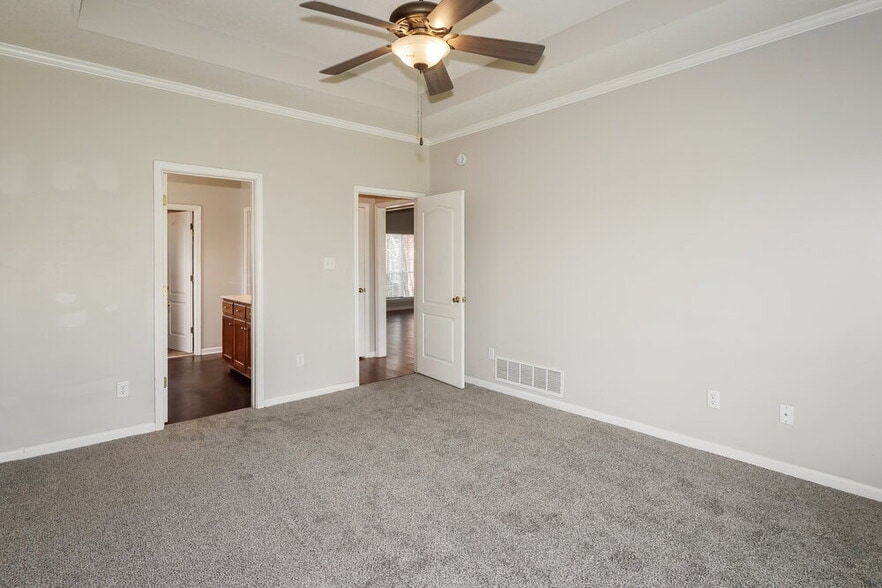 Building Photo - 8426 Linda Shore Cove