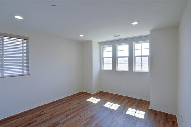 Building Photo - 9153 Foster Ln