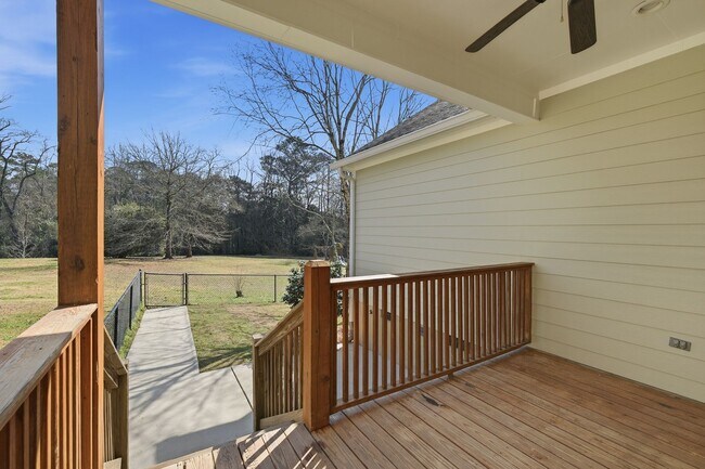 Building Photo - Charming Auburn Home!