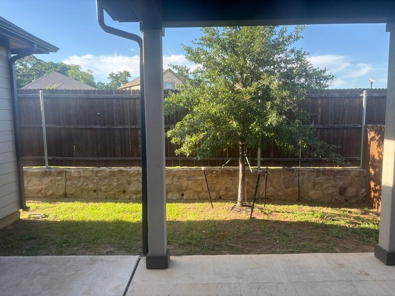 Building Photo - 8625 Spindletop Dr
