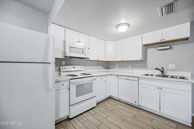 Building Photo - 3445 E Earll Dr