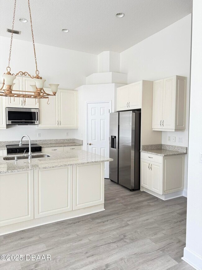 Building Photo - 14 Deep Woods Way