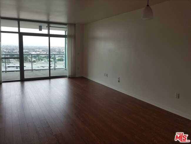 Building Photo - 13700 Marina Pointe Dr