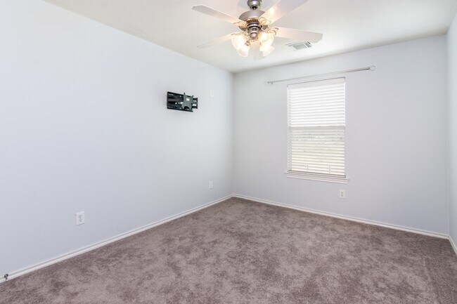 Building Photo - 22015 Field Green Dr