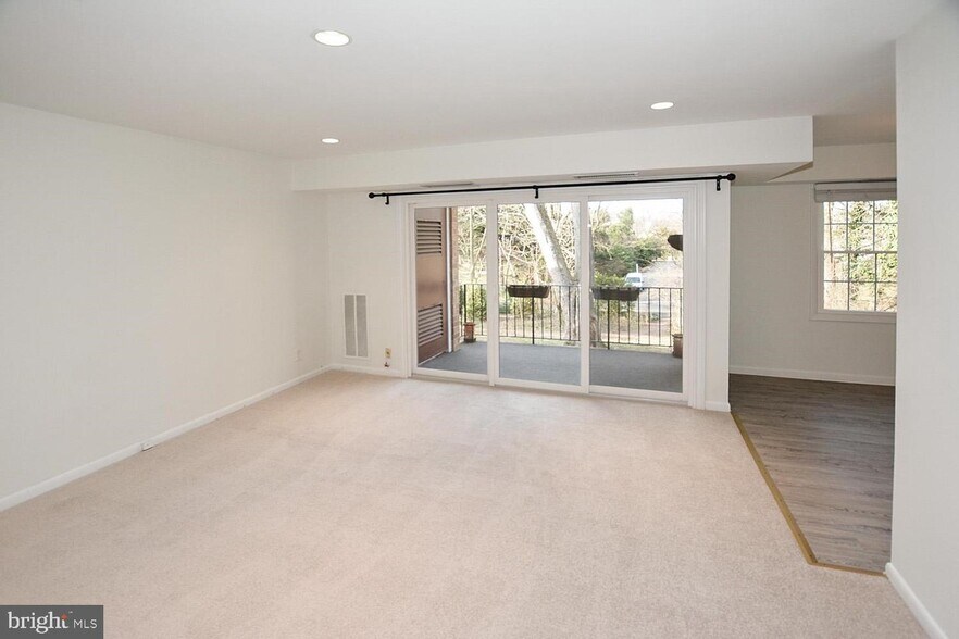 Building Photo - 3874 Lyndhurst Dr