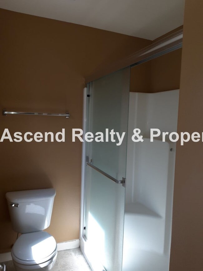 Building Photo - Tanasbourne Area 3 Bed Fenced Yard 1/2 Block to MAX Attached Garage 1 Small Pet Nego