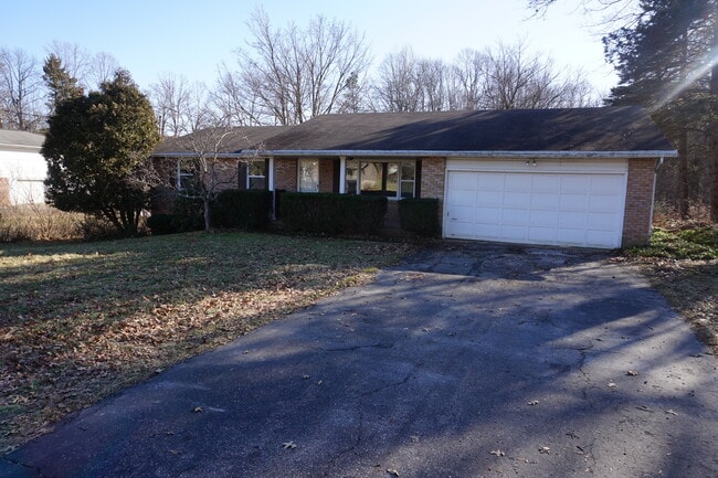 Building Photo - 641 Orchard Dr W