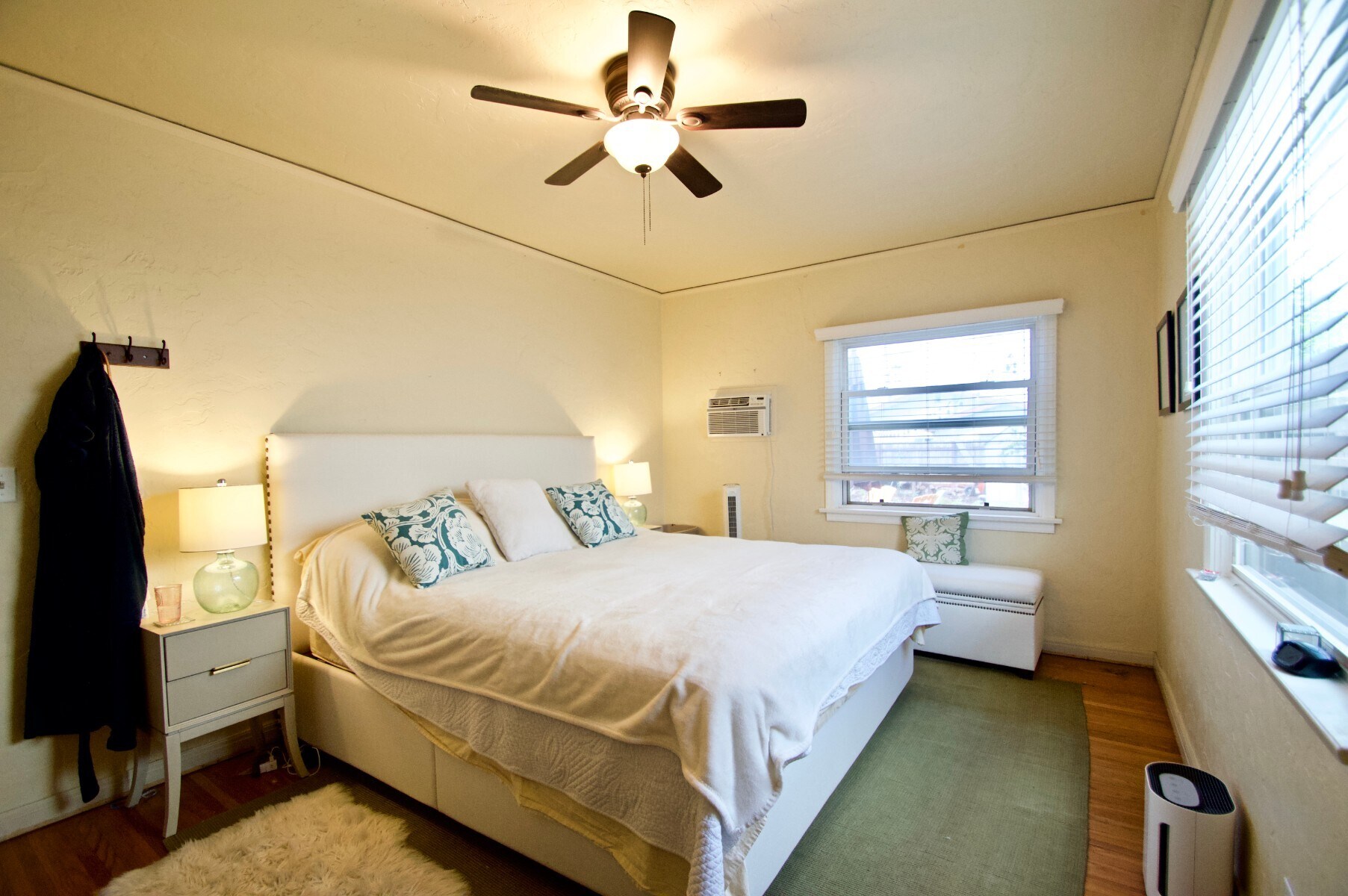 Large 2nd bedroom - 4770 Bancroft St