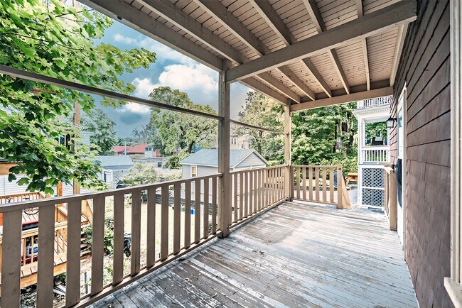 Building Photo - Spacious four bedroom apartment - Septembe...