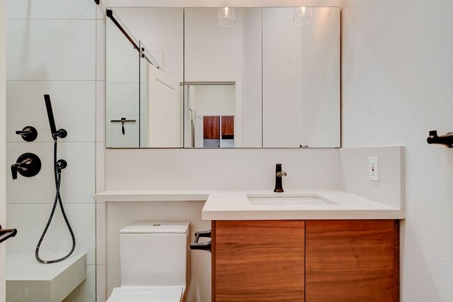 Building Photo - Popular Seven Hills Area, 1-Story, Complet...