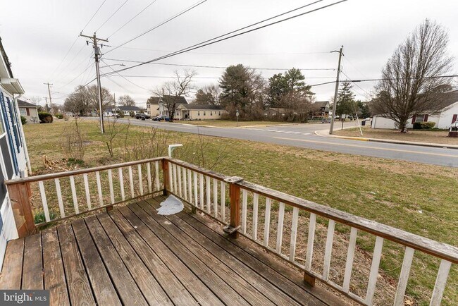 Building Photo - 1205 W 6th St