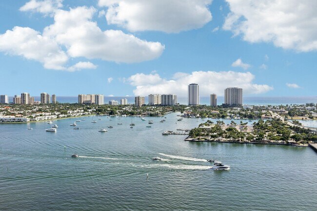 Building Photo - 2640 Lake Shore Dr