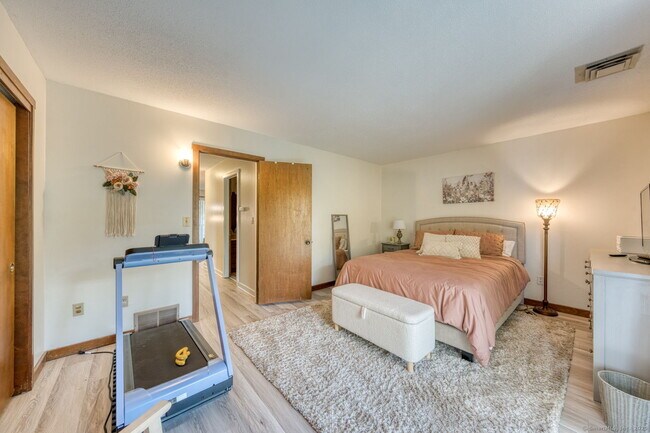 Building Photo - 10 Deepwood Dr