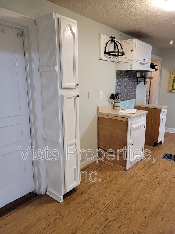 Building Photo - 1121 Elm St