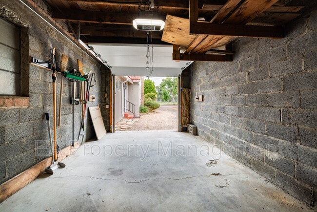 Building Photo - 520 San Pasquale Ave SW