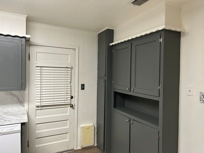 Building Photo - 1025 W Terry St