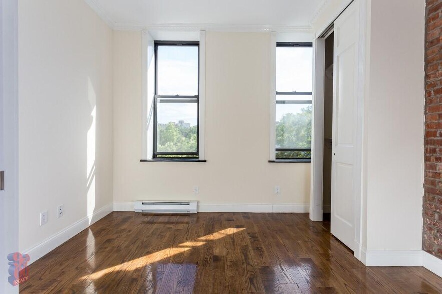 Building Photo - 635 E 6th St