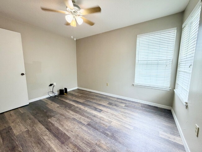 Building Photo - *** $500 OFF MOVE IN SPECIAL *** "Charming 3-Bed Condo with Scenic Views & Granite Finishes in Me...