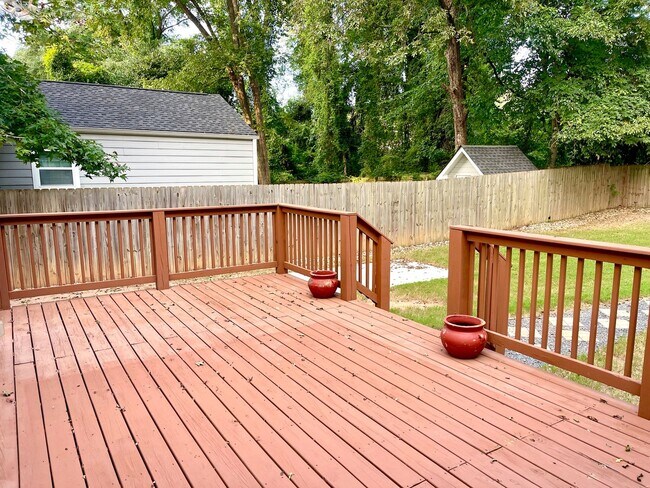 Building Photo - Welcome to this stunning 3-bedroom, 2-bath...