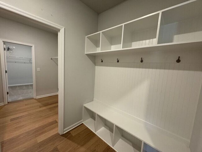 Building Photo - Spacious home with a fence, in PRIME location with a move in special