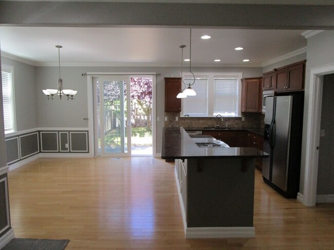 Building Photo - 2504 Fir Crest Blvd