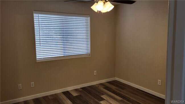 Building Photo - 2105 E Crystal Dr