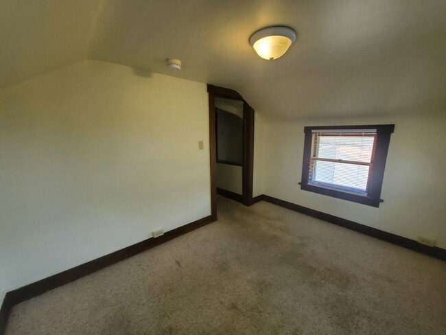 Building Photo - 140 Moir St