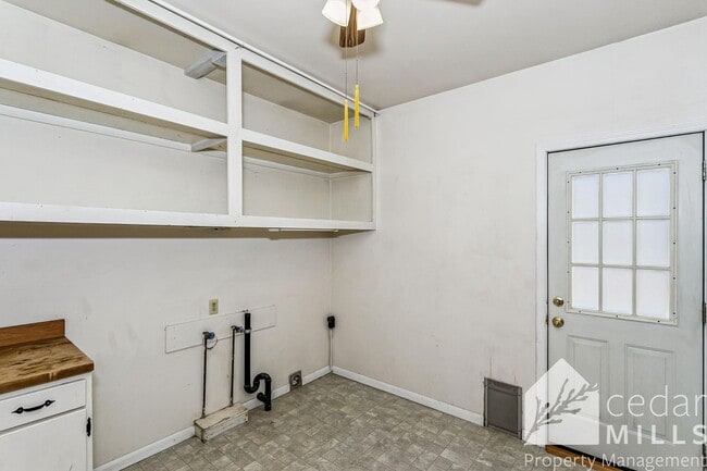 Building Photo - Spacious 3 bedroom - ready for move in!