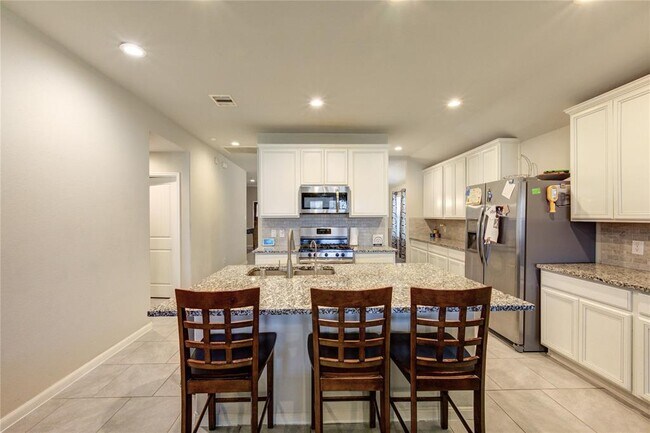 Building Photo - 9011 Hemlock Dr