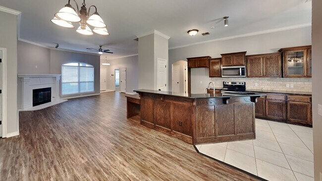 Building Photo - Luxury 4 Bedroom 2 Bathroom Home in Deer C...