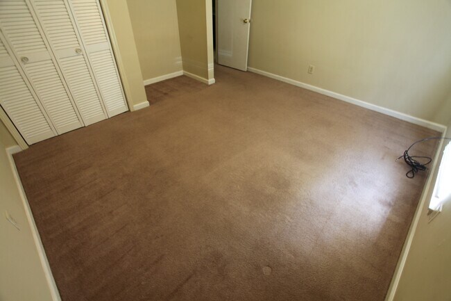 Building Photo - Hampton Drive Duplex Available August!