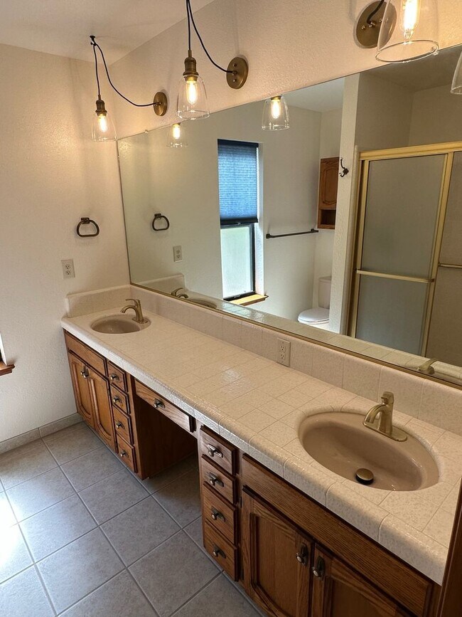 Building Photo - 475 E Mercedes Ave