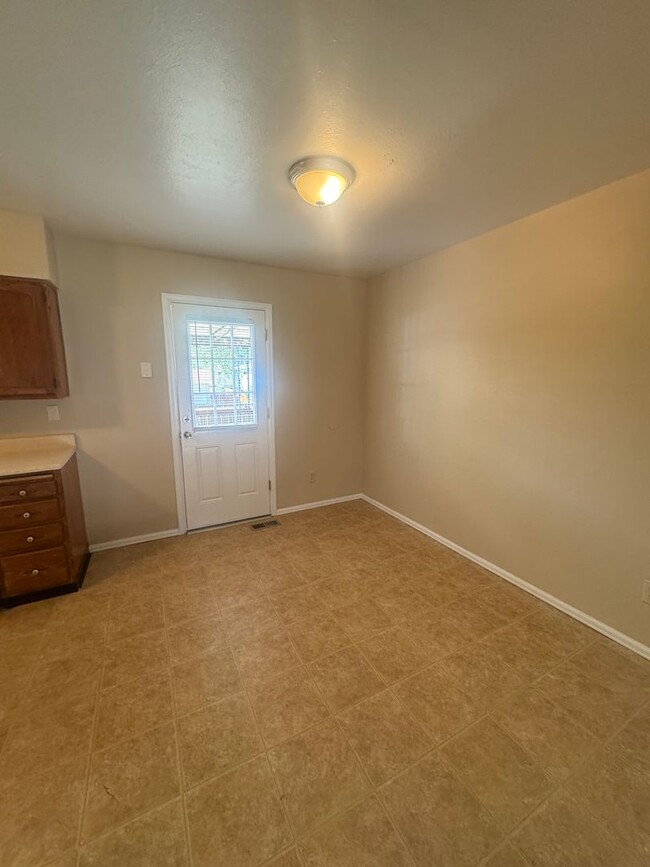 Building Photo - 4 Bedroom Split-Level in Widefield