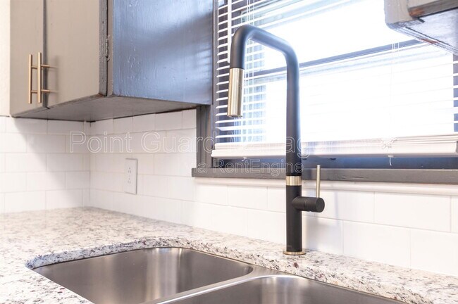 Building Photo - 409 W 31st St S