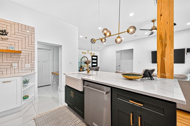 Building Photo - 5121 Locust St