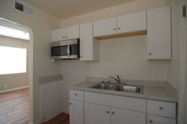 Building Photo - Remodeled 1 Bedroom 1 Bath Home! Great Wes...