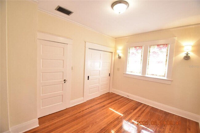 Building Photo - 810 S Packwood Ave
