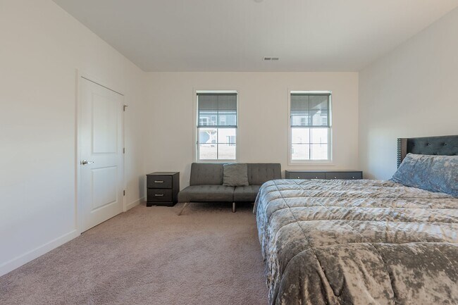 Building Photo - Modern Home with Open Floor Plan in Blacksburg