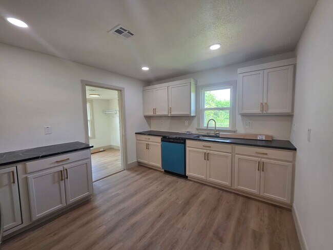 Building Photo - Gorgeous 2 bedroom 1 bath Duplex on street level