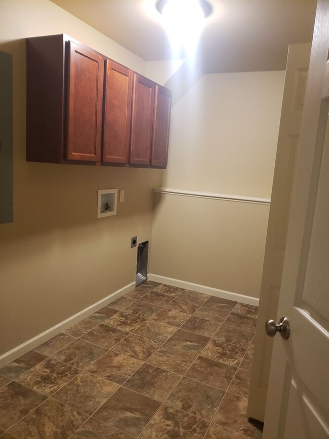 Building Photo - Stunning 4 Bedroom Home w/ Garage