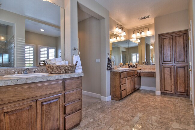 Building Photo - Beautiful 5BD/5BA Livermore Home with Huge Bonus Room and Full Downstairs Bedroom Suite!