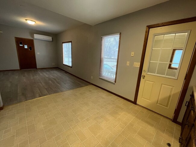 Building Photo - 2 Bed 1 Bath