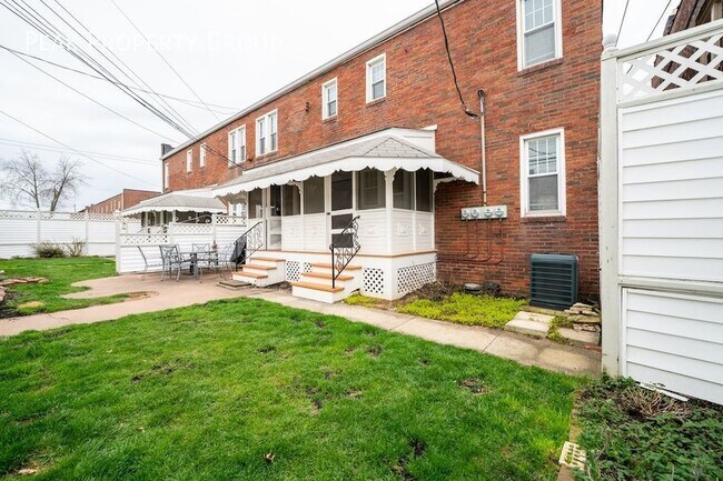 Building Photo - Available in October! Located in Grandview...